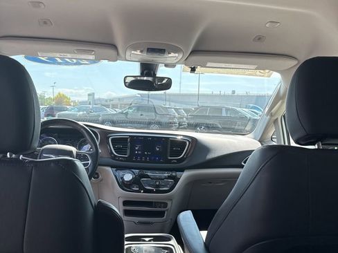 Certified 2019 Chrysler Pacifica Touring-L image 18