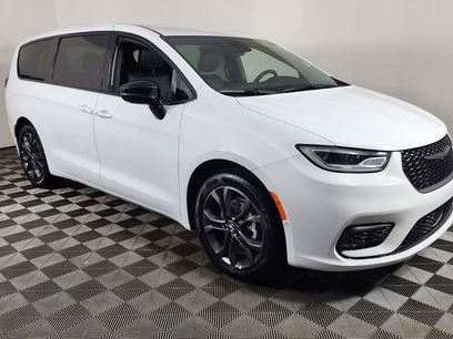 New 2026 Chrysler Pacifica Select