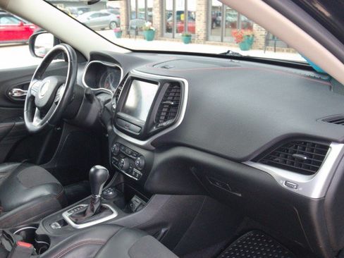 Used 2017 Jeep Cherokee Trailhawk w/ Comfort & Convenience Group AWD/4WD image 31