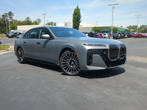 Used 2025 BMW i7 xDrive60 w/ Executive Package image 2