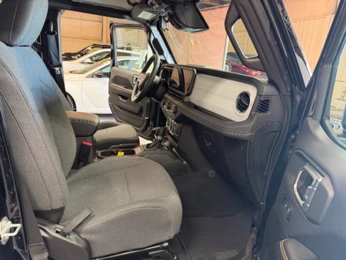 Used 2025 Jeep Wrangler Unlimited Sahara AWD/4WD image 32