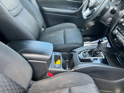 Used 2017 Nissan Rogue SV w/ SV Premium Package FWD image 25