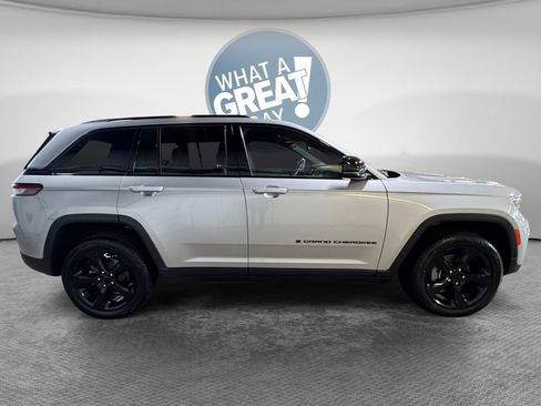 Used 2023 Jeep Grand Cherokee Altitude image 2