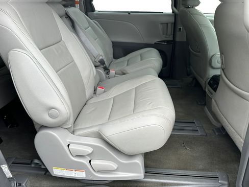 Used 2018 Toyota Sienna XLE FWD image 16