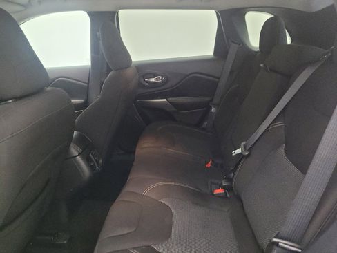 Used 2021 Jeep Cherokee Latitude FWD image 18