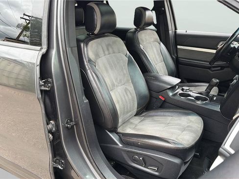 Used 2017 Ford Explorer XLT w/ Equipment Group 202A AWD/4WD image 14
