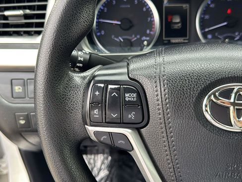 Used 2018 Toyota Highlander LE image 16