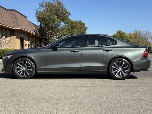 Used 2022 Volvo S60 B5 Momentum w/ Premium Package image 2