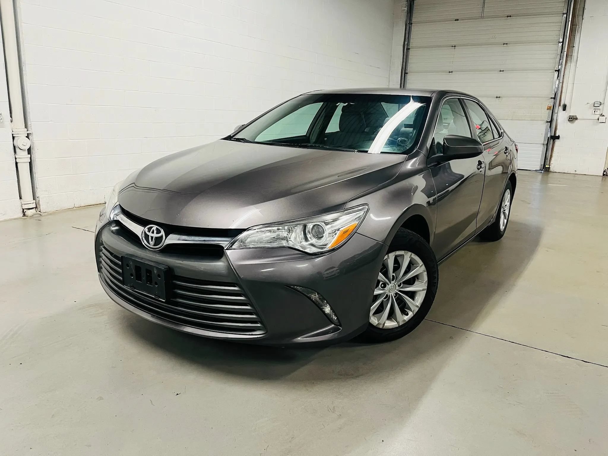 Used 2017 Toyota Camry LE FWD image 1