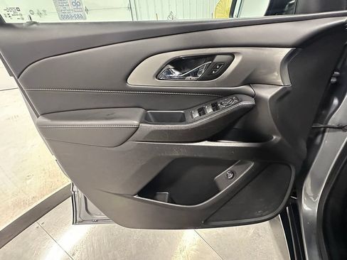 Used 2023 Chevrolet Traverse LT FWD image 21