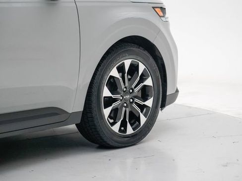 Used 2022 Kia Carnival EX FWD image 7