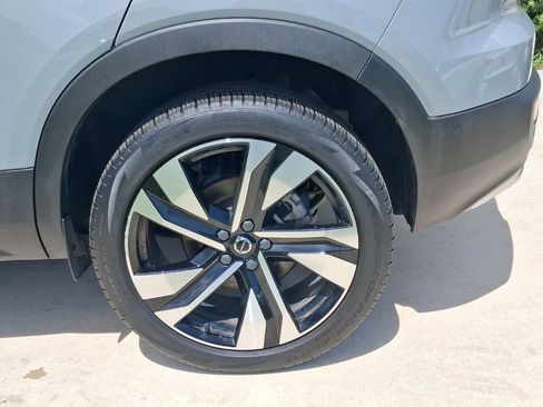 Used 2025 Volvo XC40 B5 Plus AWD/4WD image 4