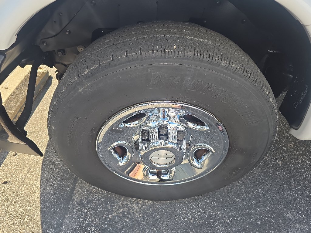 Used 2018 Chevrolet Express 2500 w/ Driver Convenience Package RWD image 30