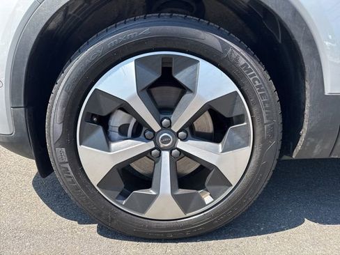 Certified 2025 Volvo XC40 B5 Plus AWD/4WD image 9