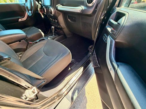 Used 2016 Jeep Wrangler Unlimited Sahara w/ Connectivity Group AWD/4WD image 9