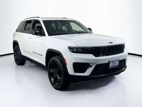 Used 2023 Jeep Grand Cherokee Altitude image 3