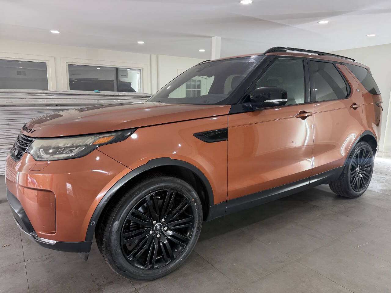 Used 2017 Land Rover Discovery HSE AWD/4WD image 2