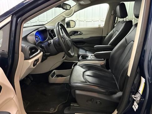 Used 2023 Chrysler Pacifica Touring-L FWD image 26