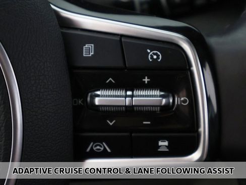 Used 2024 Kia Carnival EX image 4