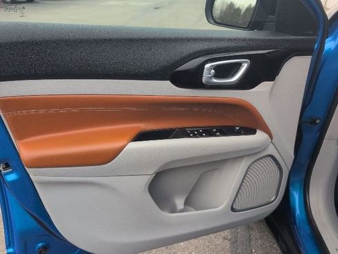 Used 2022 Jeep Compass Limited image 16