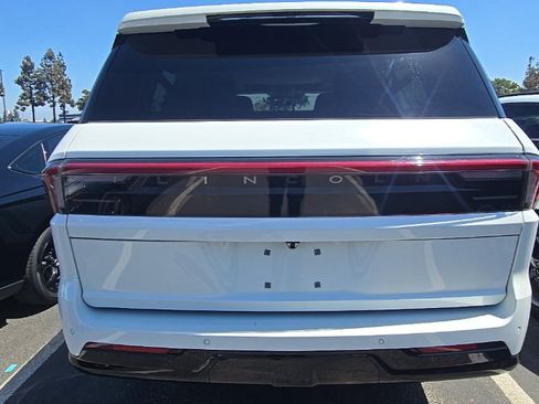 Used 2025 Lincoln Navigator L Reserve AWD/4WD image 5
