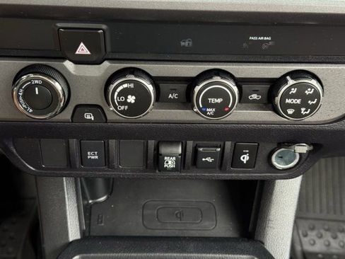 Used 2020 Toyota Tacoma TRD Off-Road AWD/4WD image 19