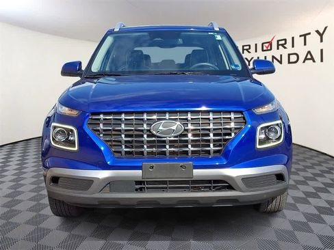 Used 2024 Hyundai Venue Limited image 2