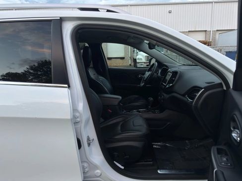 Used 2019 Jeep Cherokee Limited image 25