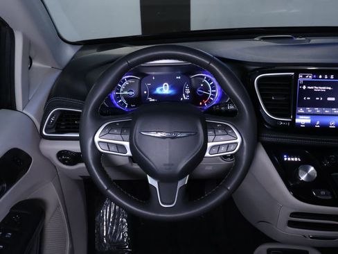 Used 2023 Chrysler Pacifica Touring-L image 19
