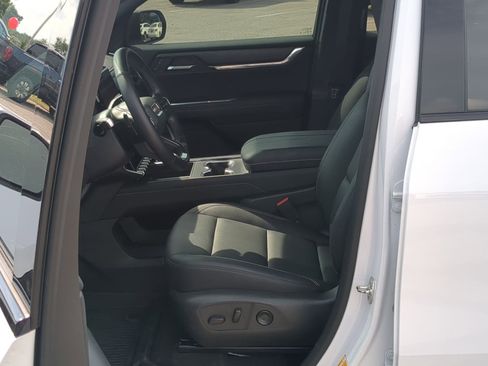 Used 2025 GMC Acadia Elevation w/ Elevation Premium Package FWD image 12