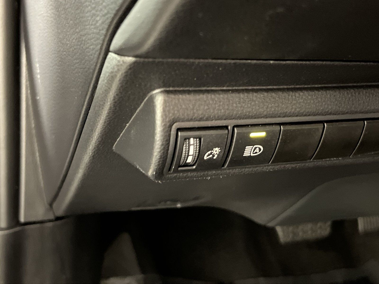 Used 2025 Toyota Corolla LE FWD image 31