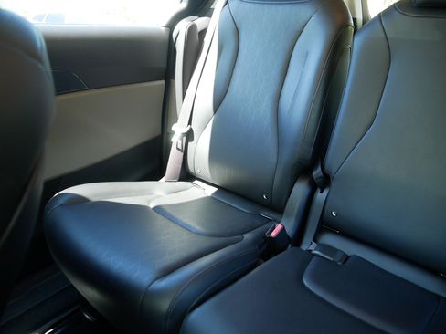 Used 2025 Kia Carnival FWD image 12