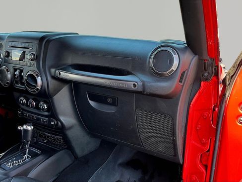 Used 2018 Jeep Wrangler Unlimited Sahara AWD/4WD image 25