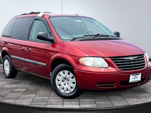Used 2005 Chrysler Town & Country w/ Popular Equipment Group I FWD image 11