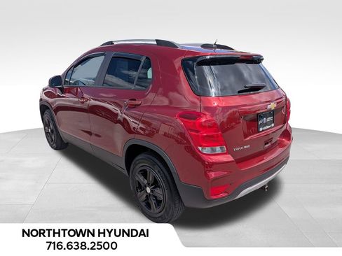 Used 2021 Chevrolet Trax LT w/ Premium Seat Package AWD/4WD image 3