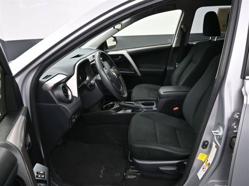 Used 2018 Toyota RAV4 LE FWD image 11