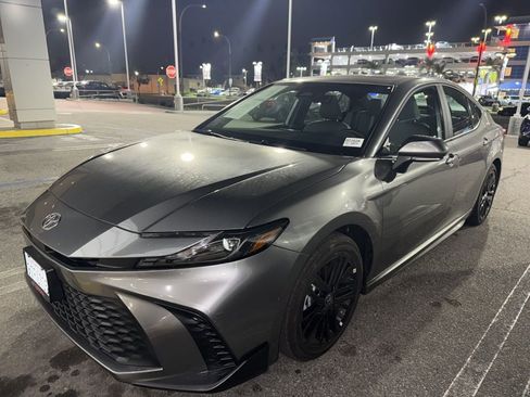 Used 2025 Toyota Camry SE image 2