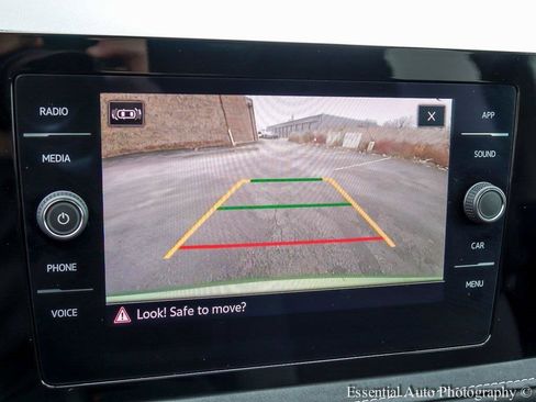 Used 2025 Volkswagen Taos SE image 17