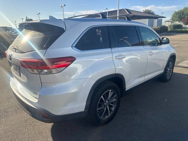 Used 2019 Toyota Highlander XLE w/ Carpet Mat Package (TMS) FWD image 3