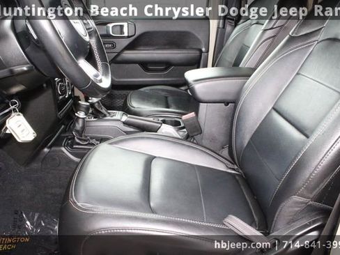 Used 2022 Jeep Wrangler Unlimited Sahara image 35