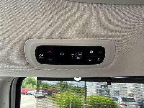 Used 2024 Chrysler Pacifica Touring-L FWD image 17