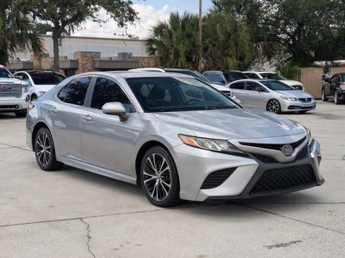 Used 2019 Toyota Camry SE FWD image 4