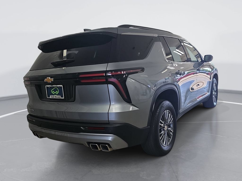 Used 2025 Chevrolet Traverse LT FWD image 3