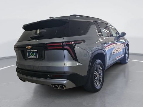 Used 2025 Chevrolet Traverse LT FWD image 3