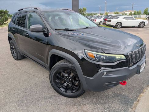 Used 2019 Jeep Cherokee Trailhawk AWD/4WD image 3