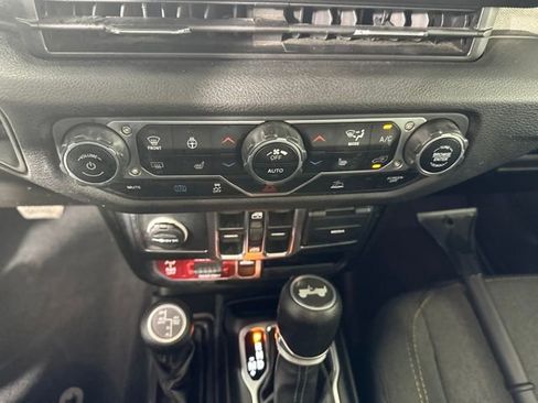 Used 2024 Jeep Wrangler Unlimited image 23