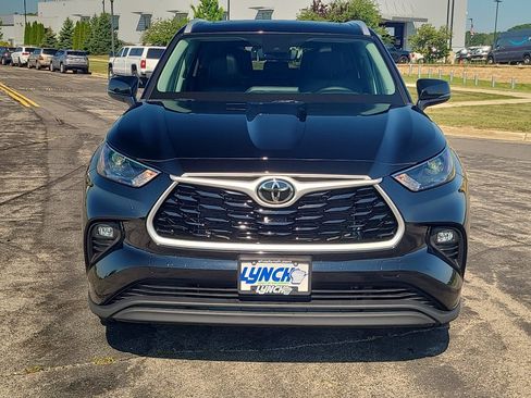 Used 2022 Toyota Highlander XLE AWD/4WD image 7