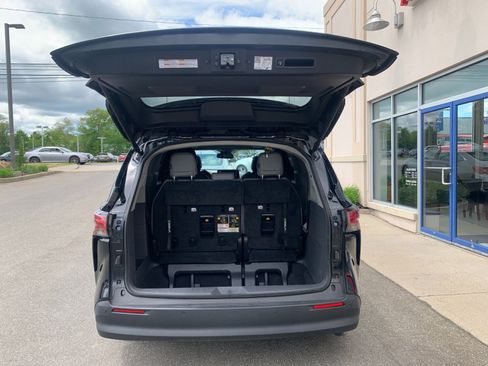Used 2022 Toyota Sienna XLE AWD/4WD image 8