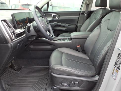 Used 2025 Kia Sorento EX w/ Panoramic Sunroof Package image 3