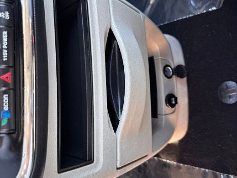 Used 2015 Chrysler Town & Country Touring FWD image 29